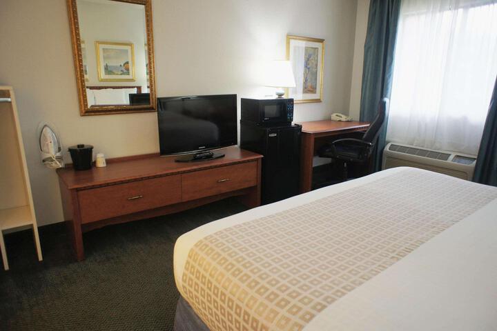 1 King Bed Mobilty Acessible Room Bathtub with Grab Bars (34 of 35)