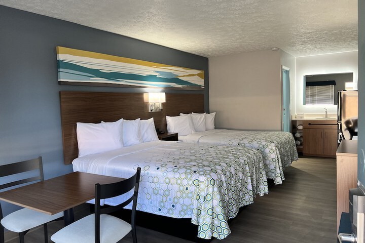 Studio 2 Queen Beds (8 of 12)