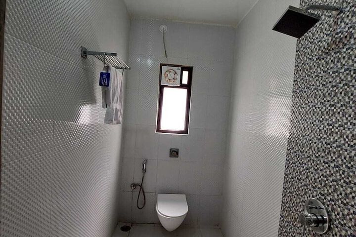 Room 13 of 19