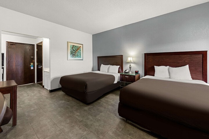2 Queen Beds (2 of 10)