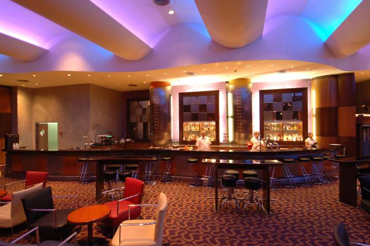 Lounge 54 of 67