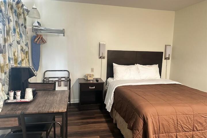 1 Queen Bed (13 of 23)