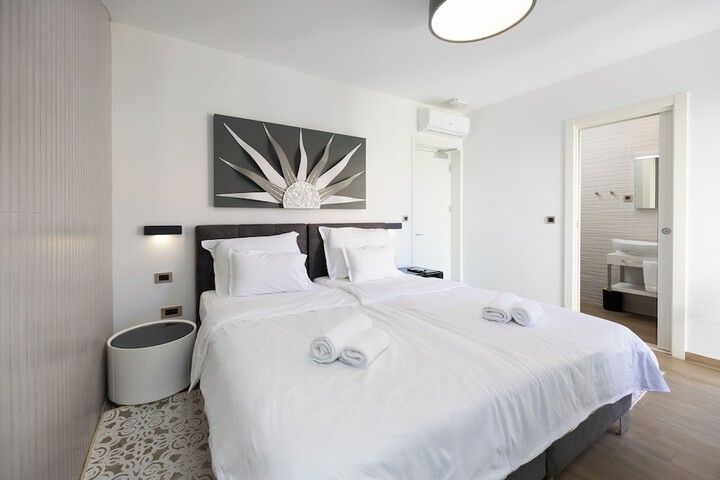 Room 27 of 169