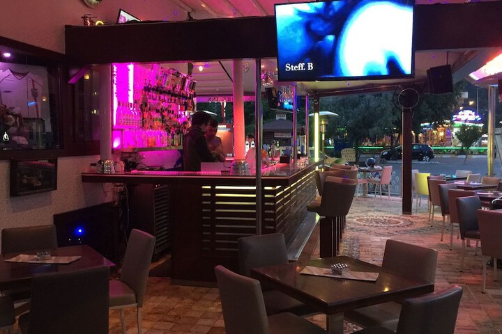 Lounge 16 of 20