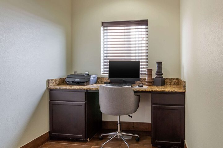 Business Center 32 of 35
