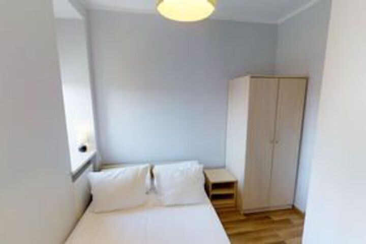 Room 4 of 16