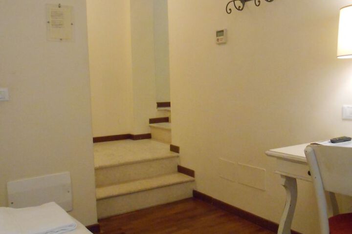 Room 11 of 40