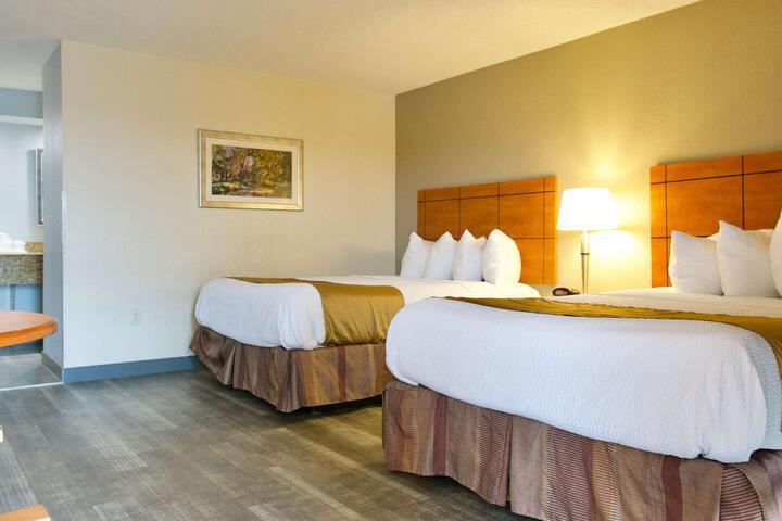 2 Queen Beds Pet Friendly Room Pillow Top Mattress Microwave and Refrigerator High Speed Internet Accessible Coffee Maker Full Breakfast (2 of 17)