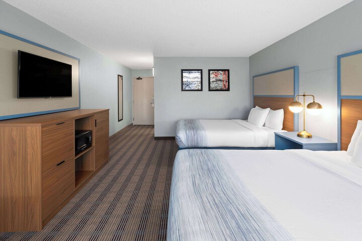2 Queen Beds (7 of 9)