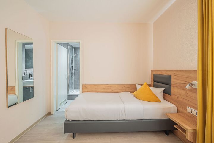 Room 6 of 24