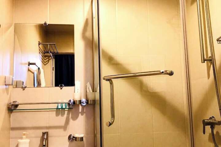 Room 12 of 16