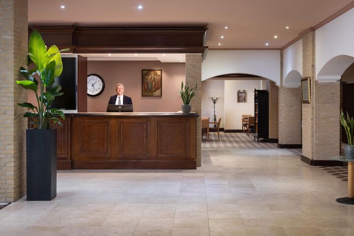Entrance & Lobby