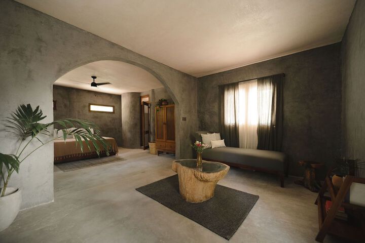 Room 13 of 36