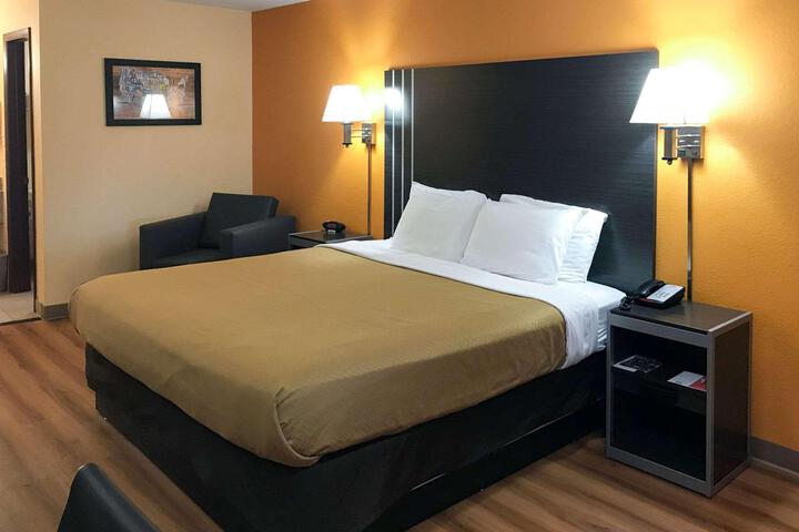 1 King Bed (2 of 7)