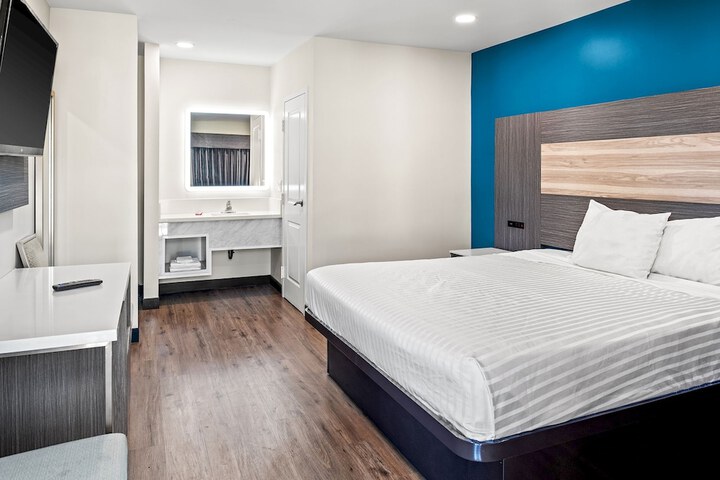 1 King Bed (9 of 10)