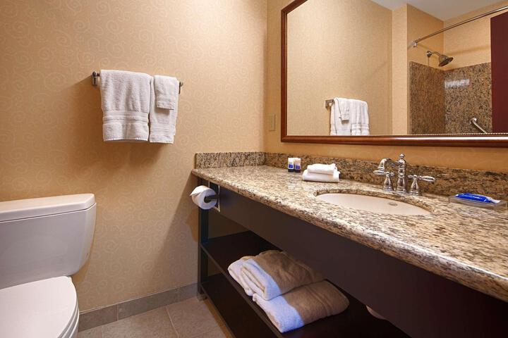 2 Queen Beds High Speed Internet Accessible Refrigerator, Continental Breakfast (1 of 5)