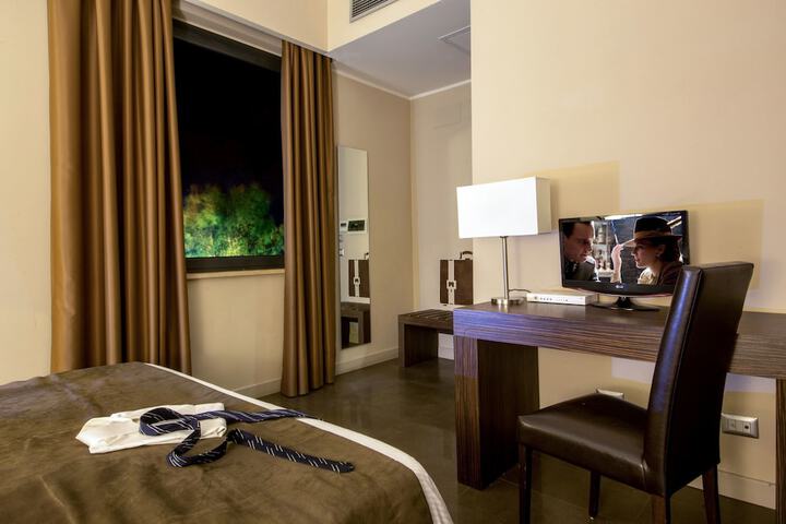 Room 10 of 33