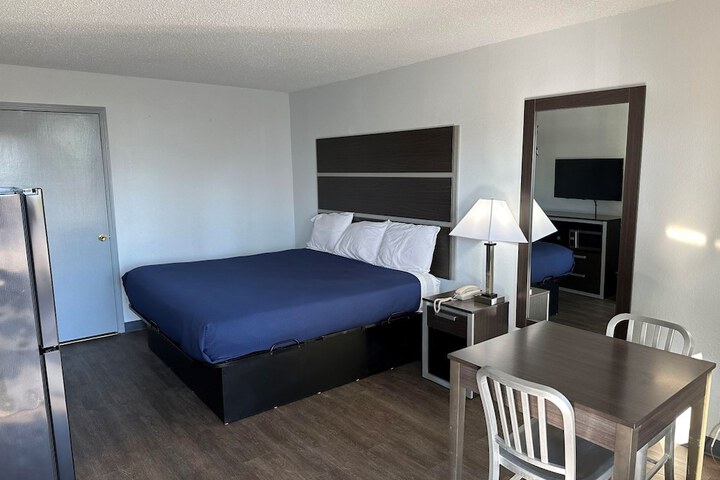 1 King Bed (5 of 7)