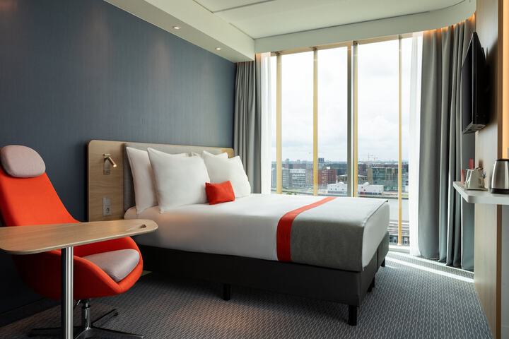Room 16 of 80