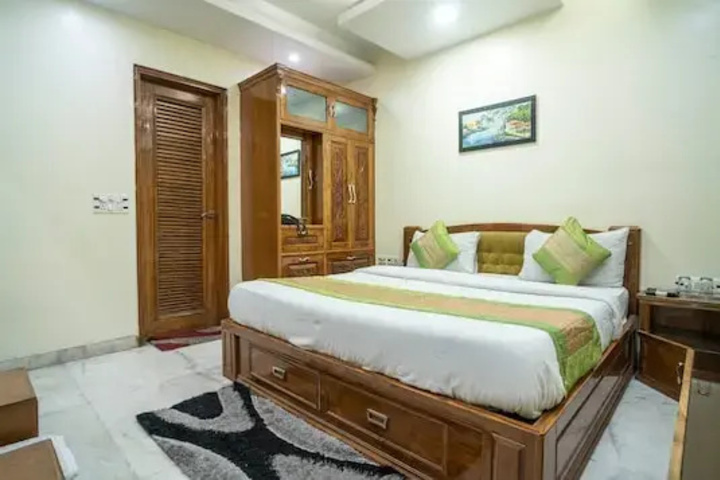 Room 4 of 16