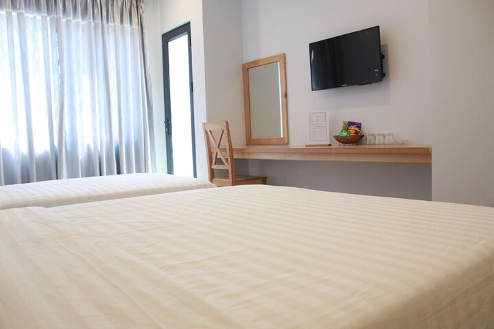 Room 8 of 33