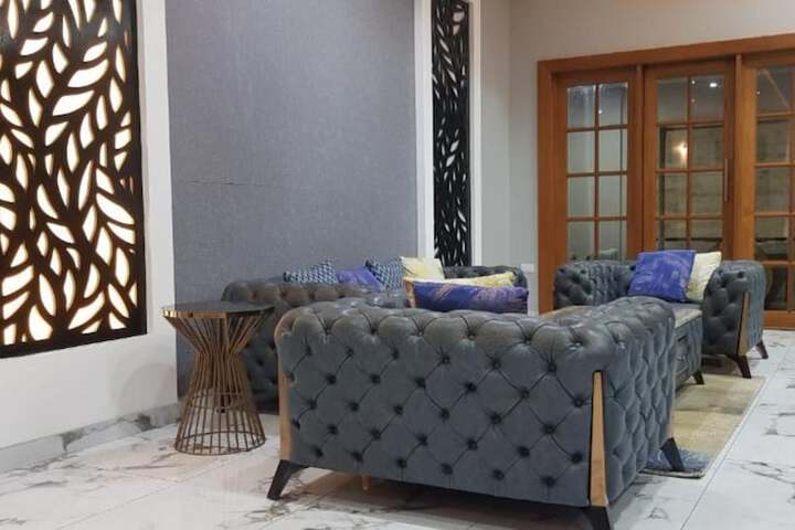Room 5 of 9