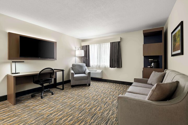 2 Queen Accessible Bathtub First Floor Microwave, Refrigerator WiFi Continental Breakfast (8 of 14)