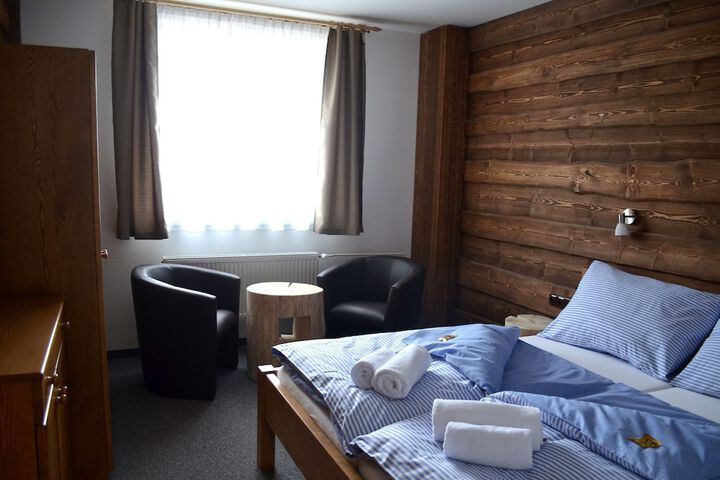 Room 4 of 25