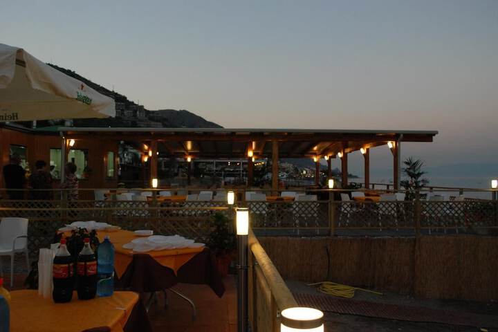 Dining 16 of 27