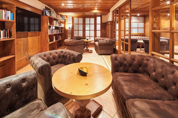 Lounge 63 of 83