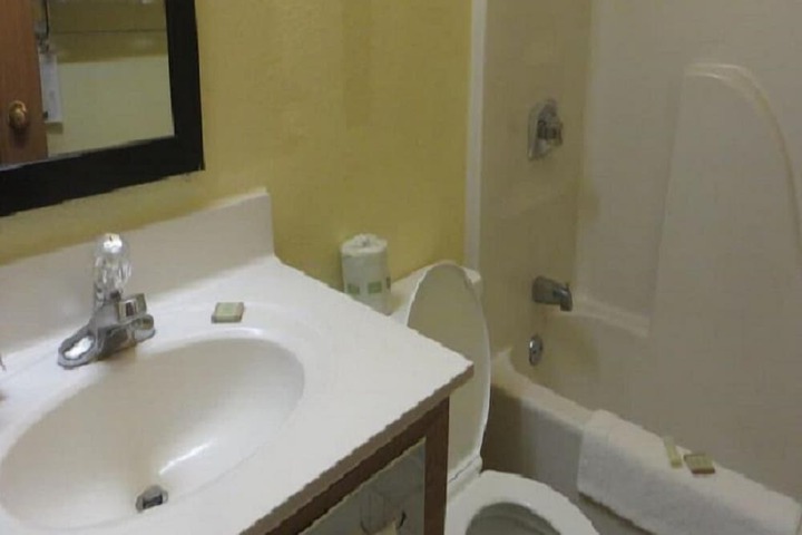 1 Queen Bed Accessible (10 of 10)