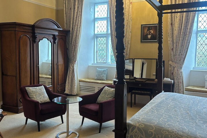 Room 27 of 90