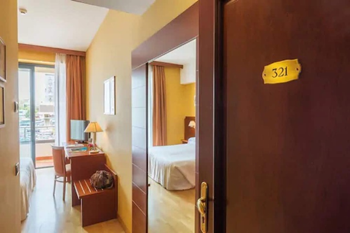 Room 7 of 76