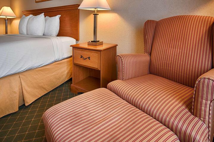 1 Queen Bed Microwave and Refrigerator WiFi Flat Screen HDTV Work Desk Full Break (8 of 13)