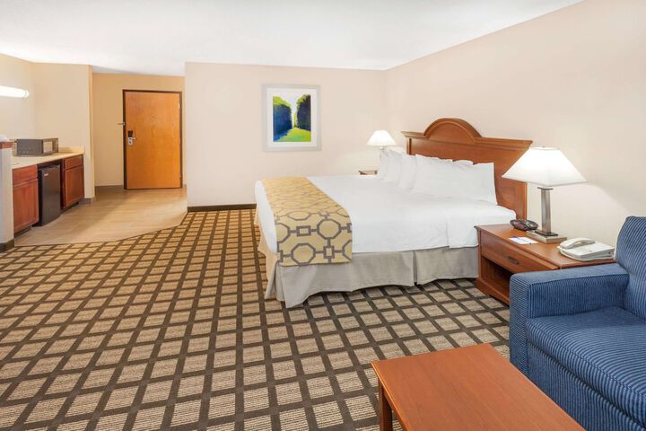 1 King Bed (2 of 11)
