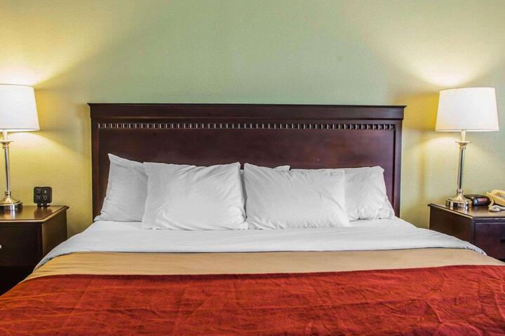1 King Bed (3 of 12)