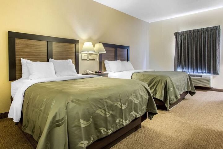 2 Queen Beds (6 of 13)