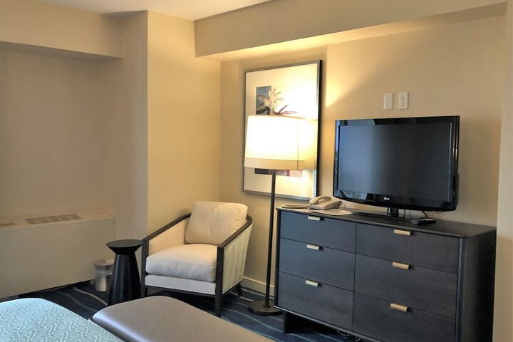 Room 52 of 213