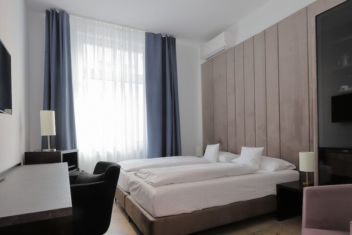 Room 11 of 28