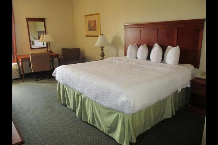 1 King Bed (3 of 4)