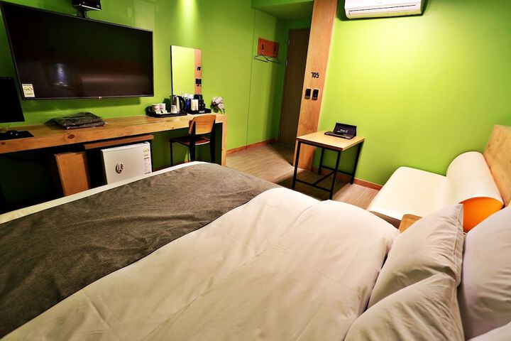 Room 6 of 91