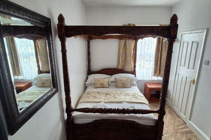 Room 6 of 28