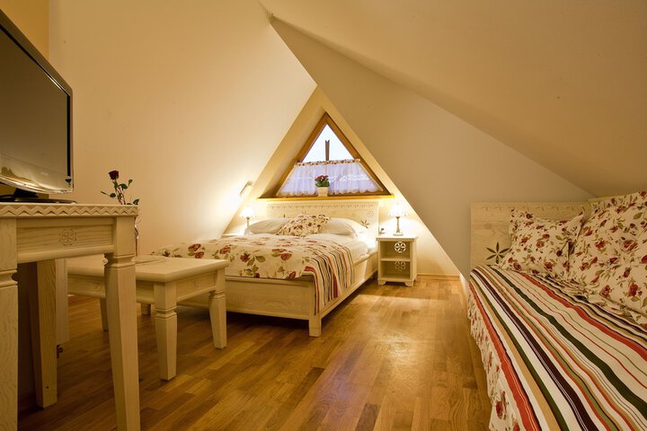 Room 10 of 83