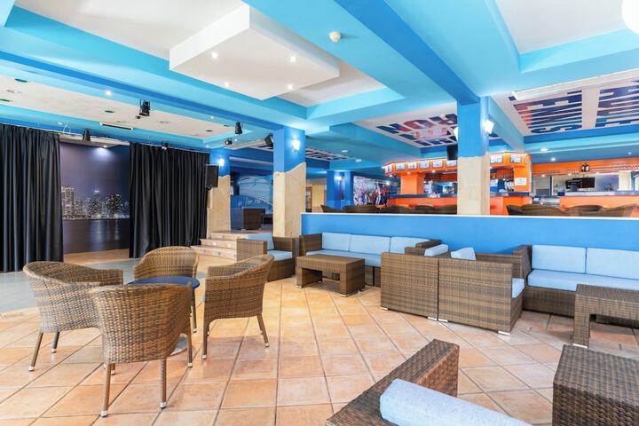 Lounge 18 of 27