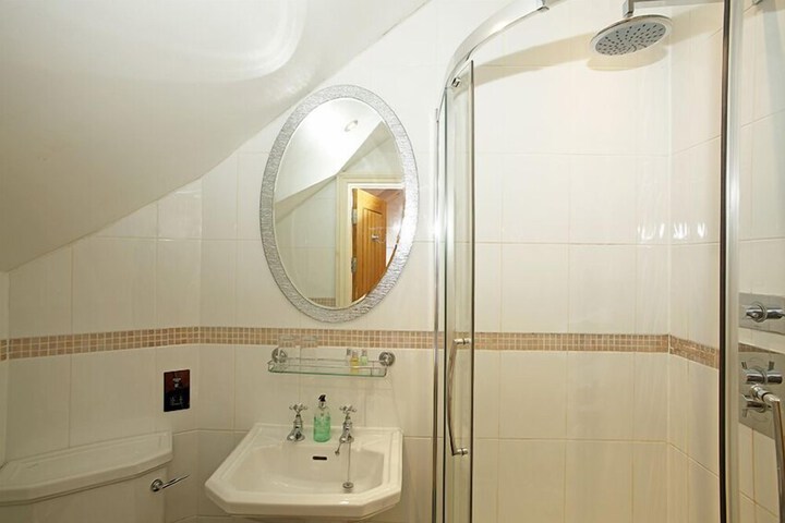 Room 43 of 64