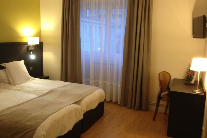 Room 10 of 30