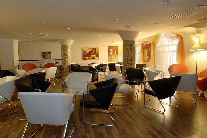 Lounge 35 of 43