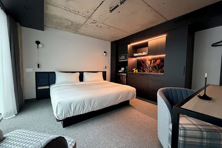Room 9 of 16