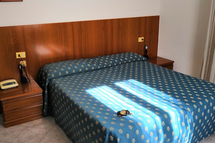 Room 4 of 28