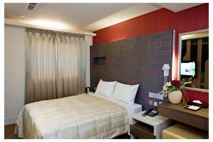 Room 5 of 100